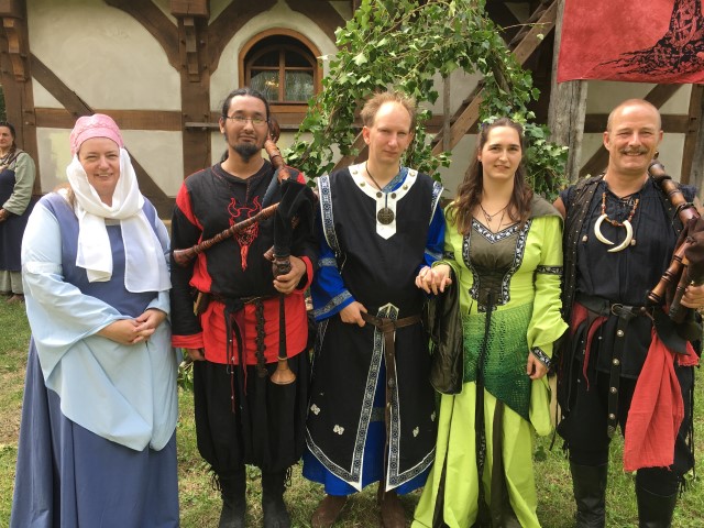 Mit Brautpaar und Spielleuten