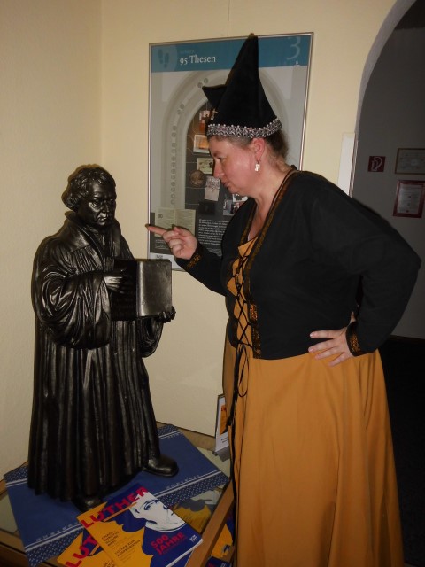 Johanna Tetzel schimpft mit Luther