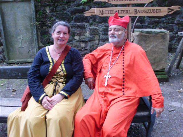 Ein Schauspieler stellt auf dem Lutherfest in Eisenach den Kardinal Cajetan dar